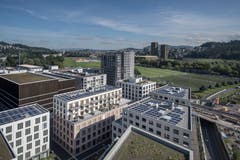 Der Mattenhof liegt direkt bei der Allmend. Das eingerüstete Hochhaus gehört zum Teilprojekt mit dem Namen Matteo. Es ist im Gegensatz zum Mattenhof selber nicht (mehr) in Besitz der Immobiliengesellschaft Mobimo, sondern der CSA Real Estate Switzerland. (Bild: Pius Amrein, Kriens 10. September 2019)