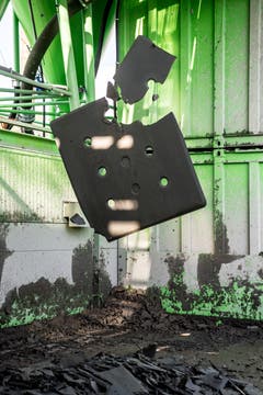 Der Schlamm wird zu Platten gepresst und entwässert. (Bild: Nadia Schärli, Luzern, 9. September 2019)