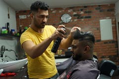 «Ivo ist der beste Coiffeur in der Lachen. Er nimmt sich Zeit, macht es perfekt», sagt Stammkunde Emilyanis Dharsikan.