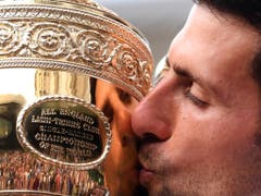 In Wimbledon schnappte Novak Djokovic Federer den Pokal weg, nachdem er im Final zwei Matchbälle abgewehrt hatte. Der Serbe steht bei 16 Grand-Slam-Titeln (Bild: KEYSTONE/AP POOL Getty/LAURENCE GRIFFITHS)