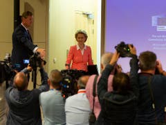 Grosser Andrang: Die neue EU-Kommissionschefin Ursula von der Leyen war am Dienstag gespannt von den Medien erwartet worden. Es war ihr erster offizieller Auftritt im Pressesaal der EU-Kommission in Brüssel. (Bild: KEYSTONE/AP/VIRGINIA MAYO)