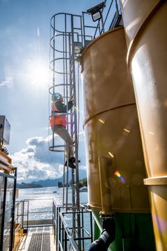 Kurt Morgan, Geschäftsführer der Kibag Bodenrecycling, klettert auf die Silos auf der Plattform. (Bild: Nadia Schärli, Luzern, 9. September 2019)