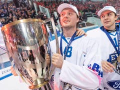 Vor einem Jahr gewann der EV Zug (hier mit Carl Klingberg mit dem Pokal in den Händen) den Schweizer Cup (Bild: KEYSTONE/MELANIE DUCHENE)