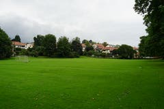 Die Sömmerliwiese ist eine offene Fläche. Im Sommer wird hier oft Fussball gespielt. Im Hintergrund beginnt die Einfamilienhaussiedlung.