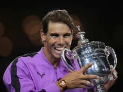 Grand-Slam-Trophäe Nummer 19 für Rafael Nadal: Nach seinem Triumph am US Open liegt er nur noch einen hinter Roger Federer zurück (Bild: KEYSTONE/AP/CHARLES KRUPA)