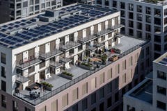 Hier gut zu sehen: Die Bürogeschosse heben sich optisch von den Wohngeschossen ab. (Bild: Pius Amrein, Kriens 10. September 2019)