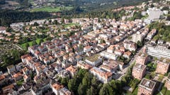 Das Lachen-Quartier aus der Vogelperspektive: An der Zürcherstrasse, die sich quer durch das Quartier zieht, sind die Häuser dicht aneinander gebaut. Dahinter ist die Bebauung mit Familiengärten, Grünflächen und Einfamilienhäuser (links oben) lockerer. Rechts oben im Bild thront das markante Gebäude des Bundesverwaltungsgerichts. (Bild: Ralph Ribi)