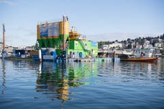 Damit die Kursschiffe wieder sicher die Werftstege zwischen dem Inseli und dem Seekag Seeverlad anfahren können, lässt die Schifffahrtsgesellschaft des Vierwaldstättersees (SGV) den Seegrund im Werftgelände absaugen. (Bild: Nadia Schärli, Luzern, 9. September 2019)