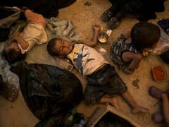 Im Lager Al-Hol in Syrien fehlt es an allem. Mindestens 390 Kinder starben dort in diesem Jahr wegen Mangelernährung oder Infektionen, die bei richtiger Versorgung überlebt hätten. (Bild: KEYSTONE/AP/BADERKHAN AHMAD)