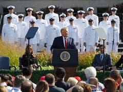 Bei einer Gedenkzeremonie für die 9/11-Opfer beim Pentagon droht US-Präsident Donald Trump potenziellen künftigen Angreifern mit verheerender Vergeltung. (Bild: KEYSTONE/AP/PATRICK SEMANSKY)