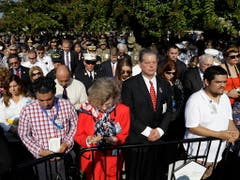 Schweigeminute vor dem Pentagon im Gedenken an die Opfer der Terroranschläge in New York und Washington am 11. September 2001. (Bild: KEYSTONE/AP/EVAN VUCCI)