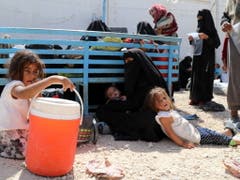 Die Frau eines ehemaligen IS-Kämpfers und ihre Kinder warten im Lager Al-Hol auf die Rückführung in ihr Heimatland. (Bild: KEYSTONE/EPA/AHMED MARDNLI)