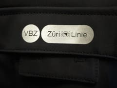 Das Negativ-Logo funktioniert auf den dunkelblauen Jacken nicht: Blau und weiss wirken vertauscht. (Bild: VBZ)