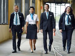 Am 12. August präsentierten die Verkehrsbetriebe Zürich die neuen Uniformen. Das scheinbar falsche Zürich-Wappen blieb vorerst unbemerkt. (Bild: KEYSTONE/WALTER BIERI)