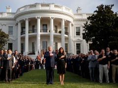 US-Präsident Donald Trump, First Lady Melania Trump und zahlreiche Überlebende und Angehörige der Opfer gedenken vor dem Weissen Haus der Opfer der Terroranschläge vom 11. September 2001. (Bild: KEYSTONE/EPA/SHAWN THEW)