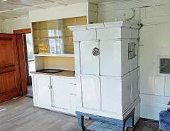 Der Kachelofen war die einzige Wärmequelle im Haus. (Bild: Michael Hug)