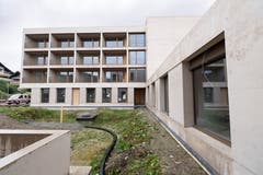 Das Alters- und Pflegezentrum Wisental besteht aus zwei Gebäuden, die durch einen Durchgang (rechts) verbunden sind. Hier sieht man das Pflegezentrum aus der Sicht vom Wohntrakt. Auf der Wiese entsteht ein Innenhof mit Sitzgelegenheiten.