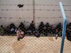 Die Uno prangert die Zustände, unter denen Frauen und Kinder im syrischen Lager Al-Hol eingepfercht sind, als unmenschlich an. (Bild: KEYSTONE/AP/BADERKHAN AHMAD)
