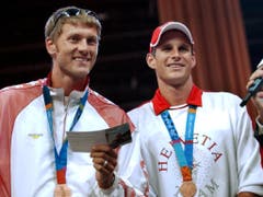 Patrick Heuscher (links) und Stefan Kobel (rechts) mit ihren Olympia-Bronzemedaillen von 2004 (Bild: KEYSTONE/STEFFEN SCHMIDT)