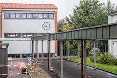 Das umgebaute Schulhaus Konstanz in Rothenburg von Aussen. (Bild: Nadia Schärli, 6. September 2019)