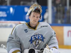 Goalie Leonardo Genoni im Dress des EV Zug. Schafft er die «persönliche» Titelverteidigung? (Bild: KEYSTONE/URS FLUEELER)