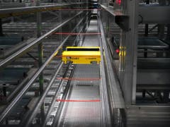 Der Roboter «Coby» rauscht mit maximal 9 km/h durch das vollautomatisierte Kleinteile-Lager von Fust. (Bild: Bild von Fust zur Verfügung gestellt)