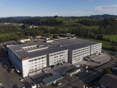 Blick auf das neue Logistikzentrum der Dipl. Ing. Fust AG in Oberbüren aufgenommen anlässlich der Eröffnung am Donnerstag. (Bild: KEYSTONE/GIAN EHRENZELLER)