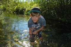 Im Bild: Cédric aus Flüelen hat soeben eine Groppe gefangen. Der Kleinfisch fühlt sich wohl in sauberen Gewässern. (Bild: Christian Tschümperlin, 12. September 2019)