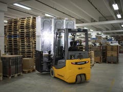 Ein Stapler mit Kühlschranken im neuen Logistikzentrum von Fust in Oberbueren. (Bild: KEYSTONE/GIAN EHRENZELLER)