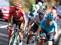 Primoz Roglic (links im roten Trikot) sitzt an der Vuelta weiterhin fest im Sattel. Auch in der 18. Etappe behauptete er seine Führung in der Gesamtwertung gegenüber seinen Konkurrenten - im Bild Weltmeister Alejandro Valverde aus Spanien und Miguel Angel Lopez aus Kolumbien. (Bild: KEYSTONE/EPA EFE/JAVIER LIZON)