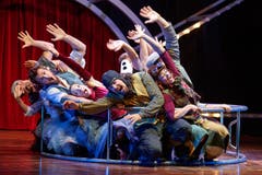 Das Ensemble des Circus Monti imitiert im Rhönrad eine Fahrt auf der Achterbahn. (Bild: PD Circus Monti)
