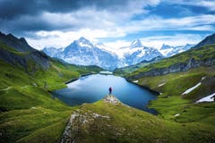 Fabio Comparelli, 30 Jahre, 66 500 Follower«Damit ein Foto auf Instagram Erfolg hat, muss es eine Geschichte erzählen. Ich versuche meinen Stil zu entwickeln, der eher ausdrucksstark ist und kontrastreich. Ich liebe es, wenn das Foto etwas auslöst, ich liebe es, mit dem Licht zu spielen, um es zu verstärken und ihm einen epischen Touch zu geben. Das Panoramafoto, das ich mit meiner Drohne am Bachalpsee geschossen habe, ist zweifellos eines meiner bevorzugten, da es für mich die Schönheit der Schweizer Landschaften repräsentiert. Es wurde diesen Sommer geschossen, während eines kleinen Roadtrips, den ich mit meiner Freundin gemacht habe. Ich bin ein Perfektionist, wähle die Sujets sehr genau aus und verbringe viel Zeit damit, die richtige Perspektive oder Komposition zu finden.»
