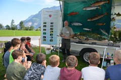 Beat Ludwig vom Fischereiverband spricht über einheimische Fische. (Bild: Christian Tschümperlin, 12. September 2019)