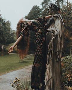Zoë Pastelle, 20 Jahre, 203 000 Follower«Die typische Instagram-Ästhetik ist von Perfektionismus geprägt. Ich experimentiere hingegen mit meinem Fotografen. Auch wenn ab und zu doch die typischen Motive wie Brunchbilder oder Sonnenuntergänge auf meinem Profil auftauchen. Mein Lieblingsfoto ist entstanden, als wir für einen Kunden ein Bild kreieren mussten, das Dynamik und Elektrizität wiedergeben sollte. Es hat in Strömen geregnet, und uns kam die Idee, den Donner und die Dramatik des Wetters zu nutzen, um den Charakter des Produkts zu spiegeln. Wenn ich die Bilder mit meinem Fotografen mache, dann sind diese mit einer professionellen Kamera aufgenommen. Viele meiner Fotos sind aber auch mit dem Smartphone geknipst. Manchmal kann der perfekte Shot im ersten Anlauf entstehen, manchmal ist man einen ganzen Nachmittag dran und hat immer noch nicht das Foto, das man möchte.»