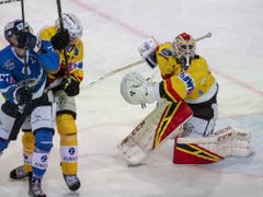 Niklas Schlegel (rechts) ist beim SC Bern der Goalie-Nachfolger von Leonardo Genoni (Bild: KEYSTONE/URS FLUEELER)