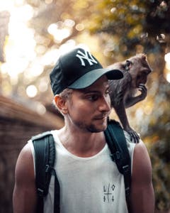 Dario Widmer, 30 Jahre, 142 100 Follower«Auf Instagram gibt es so viele Styles, wie man Bilder schiessen oder auch bearbeiten kann. Jedoch gibt es nach meinem Beobachten nur drei Arten, die richtig gut ankommen. Das wären der matte Moody-Look, Bilder in Pastellfarben und der Teal-and-Orange-Style, bei dem Blau- und Orangetöne ins Zentrum gerückt werden. Ich kombiniere z. B. Moody und Teal and Orange. Am besten gefällt mir ein Bild, auf dem ich mit einem Affen auf der Schulter zu sehen bin. Ich liebe Tiere, auch gefährliche, wie man auf meinem Instagram-Profil sehen kann. Meistens habe ich mehrere Bilder von einem Shooting zur Auswahl, da ich und meine Fotografen immer in Serienaufnahme fotografieren. Meistens sind das etwa 50 Bilder. Von denen suche ich meine Top 5 aus und bearbeite diese. Nach der Bearbeitung schaue ich, welches der fünf Bilder am besten wirkt.»