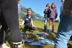 Im Bild: Daniela Rüegsegger erklärt den Lachs-Zysklus und andere Dinge. (Bild: Christian Tschümperlin, 12. September 2019)
