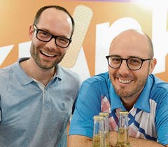 Markus Hofmänner (links) und Christoph Steuble haben Standdienst und sind trotzdem guter Laune.