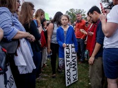 Auch in Washington hat Klimaaktivistin Greta Thunberg ihr eigenes Protestschild dabei. (Bild: KEYSTONE/EPA/SHAWN THEW)
