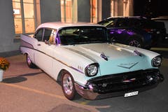 Eine Oldtimer-Show begleitet die Einkaufsnacht 2019. An vielen verschiedenen Stationen in Wattwil stehen Autos älteren Baujahrs. (Bild: Ruben Schönenberger)