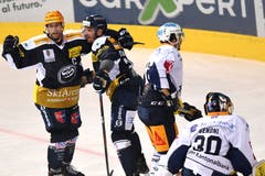 Der Verlust seiner bis dahin weissen Weste kam in der 27. Minute, als Matt D'Agostini (Mitte) die Leventiner erstmals jubeln liess. (Bild: Samuel Golay/Keystone, Ambri, 13. September 2019)
