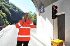 Richard Kocherhans vom Bundesamt für Strassen (Astra) erläutert die Funktion der Übeerwachung- und Warnanlage. (Bild: Urs Hanhart, Sisikon, 13. September 2019)