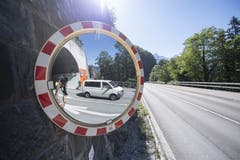 Das erste Auto fährt um 13.13 Uhr nach der Wiedereröffnung auf der Axenstrasse zwischen Sisikon und Flüelen durch die ehemalige Gefahrenzone bei Sisikon. (Bild: Urs Flüeler/Keyston, Sisikon, 13. September 2019)