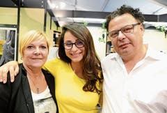 Karin Fritz (links), Delia Moaca (neu an der Wiga) und Liborio Vara sehen an ihrem Weinstand zwar viele, doch weniger kauffreudige Besucher. Doch das könne sich ja noch ändern. (Bilder: Hansruedi Rohrer)