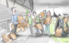Rückgabefest im Espenmoos. Die Haupttribüne des Espenmoos bekommt im Zuge der Sanierung nun doch Schalen- statt Klappsitze. Allen Fans, die sich vor einem Monat am «Abholfest» einen der alten Stühle gesichert haben, droht nun Ungemach: Die Stadt wäre ja blöd, würde sie die Sitze nicht zurückfordern, um die Kosten zu senken. (Illustration: Corinne Bromundt - 14. September 2019)