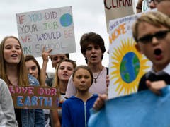 Gemeinsam mit amerikanischen Jugendlichen demonstriert Klimaaktivistin Greta Thunberg (Mitte, blaue Jacke) vor dem Weissen Haus in Washington für mehr Klimaschutz. (Bild: KEYSTONE/AP/SUSAN WALSH)