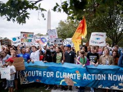 Obwohl Klimaaktivistin Greta Thunberg in den USA nicht so berühmt ist wie in Europa, wird sie bei einer Kundgebung bor dem Weissen Haus in Washington von hunderten Schülern und Studenten unterstützt. (Bild: KEYSTONE/EPA/SHAWN THEW)