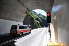 Bevor die Strasse freigegeben wurde, machte die Polizei einen letzten Check. (Bild: Urs Hanhart, Sisikon, 13. September 2019)