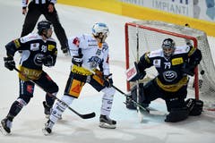 Der Vorjahresfinalist war in den ersten 20 Minuten klar besser. Hier setzt Sven Senteler Ambris Torhüter Daniel Manzato unter Druck – Verteidiger Jannik Fischer, ehemaliger Zuger Nachwuchsspieler, ist ein Schritt zu spät. (Bild: Samuel Golay/Keystone, Ambri, 13. September 2019)