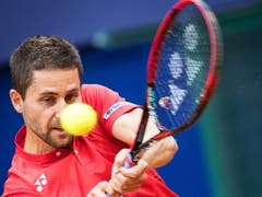 Sandro Ehrat überrascht gegen slowakischen Teamleader Martin Klizan (Bild: KEYSTONE/EPA/JAKUB GAVLAK)